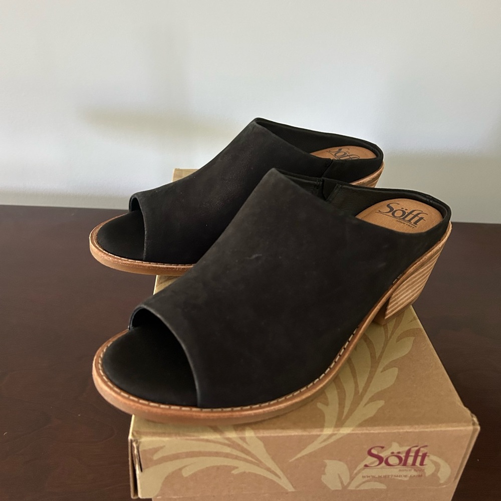 Sofft sandals. Very comfortable. Never worn.